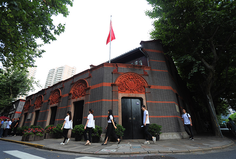 2019年6月22日,上海大学志愿者来到中共一大会址纪念馆开展暑期志愿讲解服务。新华社记者 刘颖 摄