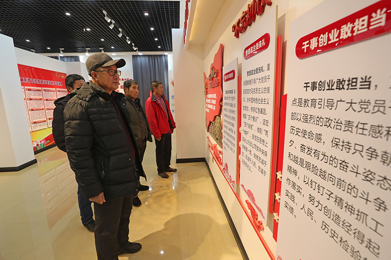 2019年12月17日,辽宁省海城市中小镇中小村村民在村委会设置的“不忘初心、牢记使命”主题教育展馆参观。新华社记者 杨青 摄